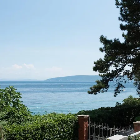 Beachfront Rosa Del Mar Jardin * Moscenicka Draga